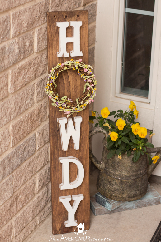 DIY Howdy Front Porch Pallet Sign with Interchangeable Seasonal Wreaths - easy and inexpensive DIY welcome sign you can keep up year-round! Just change out the wreath to celebrate various seasons!