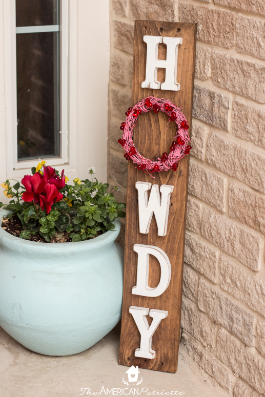 DIY Howdy Front Porch Pallet Sign with Interchangeable Seasonable Wreaths - easy and inexpensive DIY welcome sign you can keep up year-round! Just change out the wreath to celebrate various seasons!