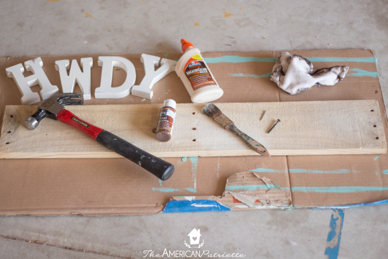 DIY Howdy Front Porch Pallet Sign with Interchangeable Seasonable Wreaths - easy and inexpensive DIY welcome sign you can keep up year-round! Just change out the wreath to celebrate various seasons!