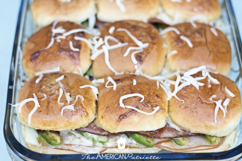Spicy Jalapeno, Turkey, Bacon, and Avocado Sliders - perfect recipe for an easy weeknight dinner, great for a family meal, and a perfect recipe for a potluck or dinner party! Absolutely delicious!